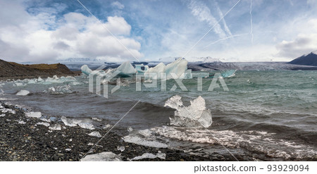 Jokulsarlon glacial lake, lagoon with ice blocks, Iceland. Situated near the edge of the Atlantic Ocean at the head of the Breidamerkurjokull glacier, Vatnajokull icecap or Vatna Glacier. 93929094