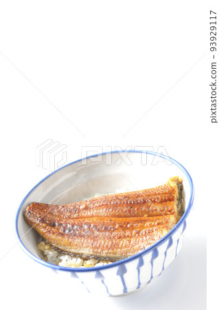 在白米飯上放著烤鰻魚的熱鰻魚碗,在白色背景下拍照 在白米飯上放著烤鰻魚的熱鰻魚碗,在白色背景下拍照 93929117