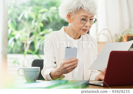 Senior woman to work 93929235