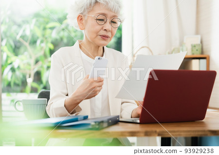 Senior woman to work 93929238
