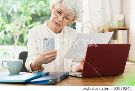 Senior woman to work 93929243