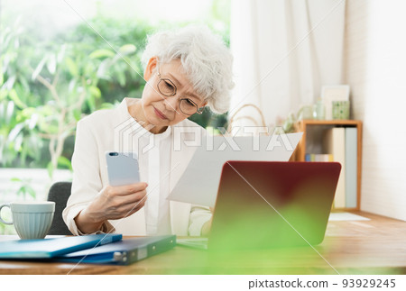 Senior woman to work 93929245