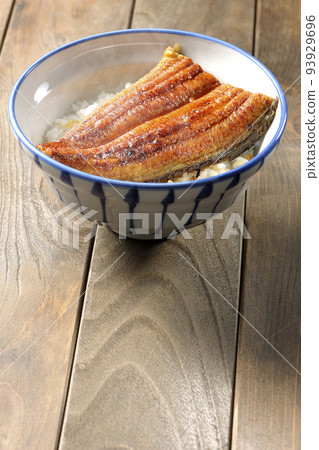 簡單的鰻魚飯碗,白米飯上放著烤鰻魚 簡單的鰻魚飯碗,白米飯上放著烤鰻魚 93929696