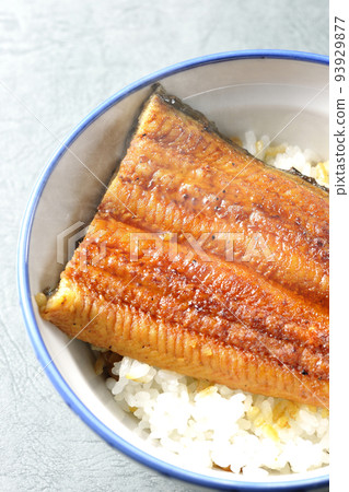 一個簡單的熱鰻魚碗的鳥瞰圖，白米飯上放著烤鰻魚 93929877