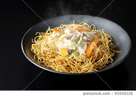 一盤熱騰騰的烏冬面配豆瓣醬,裡面有石米吉蘑菇、胡蘿蔔和洋蔥,在黑色背景下拍照 一盤熱騰騰的烏冬面配豆瓣醬,裡面有石米吉蘑菇、胡蘿蔔和洋蔥,在黑色背景下拍照 93930226