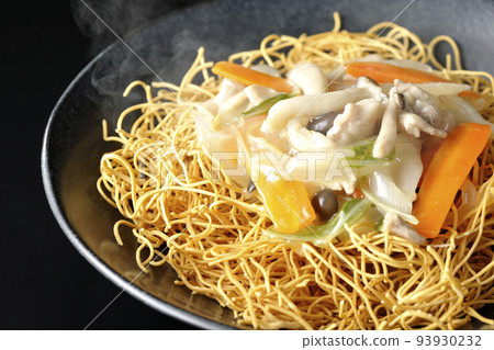 一盤熱騰騰的烏冬面配豆瓣醬，裡面有石米吉蘑菇、胡蘿蔔和洋蔥，在黑色背景下拍照 93930232