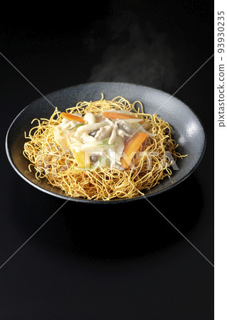 一盤熱騰騰的烏冬面配豆瓣醬,裡面有石米吉蘑菇、胡蘿蔔和洋蔥,在黑色背景下拍照 一盤熱騰騰的烏冬面配豆瓣醬,裡面有石米吉蘑菇、胡蘿蔔和洋蔥,在黑色背景下拍照 93930235