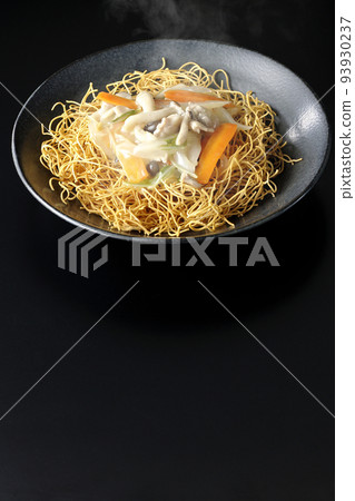 一盤熱騰騰的烏冬面配豆瓣醬,裡面有石米吉蘑菇、胡蘿蔔和洋蔥,在黑色背景下拍照 一盤熱騰騰的烏冬面配豆瓣醬,裡面有石米吉蘑菇、胡蘿蔔和洋蔥,在黑色背景下拍照 93930237