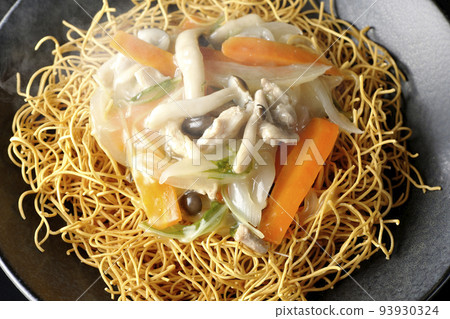 一張黑色背景的熱烏冬面,上面有豆瓣醬,裡面有石米吉蘑菇、胡蘿蔔、洋蔥等。 一張黑色背景的熱烏冬面,上面有豆瓣醬,裡面有石米吉蘑菇、胡蘿蔔、洋蔥等。 93930324