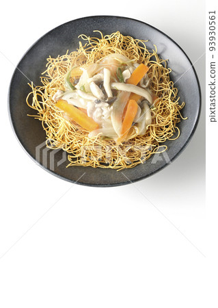 一張熱盤烏冬面的頂視圖，上面有豆沙，裡面有石米吉蘑菇、胡蘿蔔和洋蔥，背景是白色 93930561