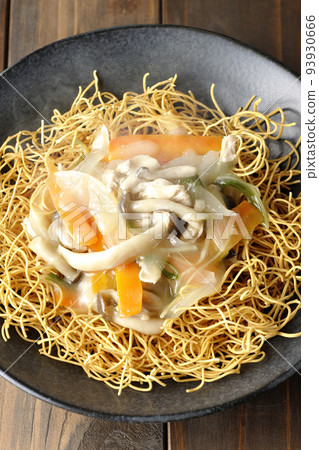 鳥瞰熱騰騰的烏冬面配豆瓣醬，裡面有石米吉蘑菇、胡蘿蔔和洋蔥 93930666