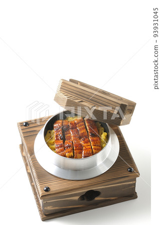 白色背景下的烤鰻魚火鍋飯 白色背景下的烤鰻魚火鍋飯 93931045