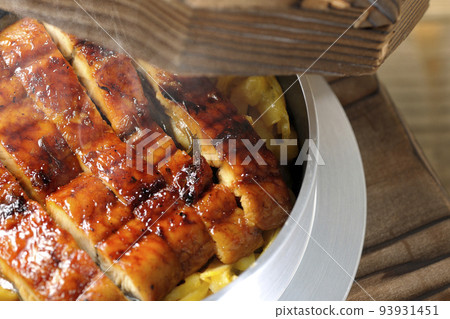 Hot pot rice with grilled eel 93931451