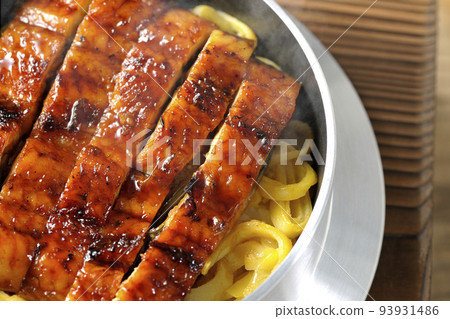 A bird's-eye view of hot pot rice with grilled eel 93931486