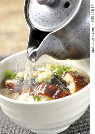 Hot eel with green onions, chopped nori seaweed, and wasabi in chazuke 93931617