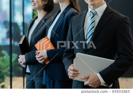 Image of a business team proposing a solution 93933865