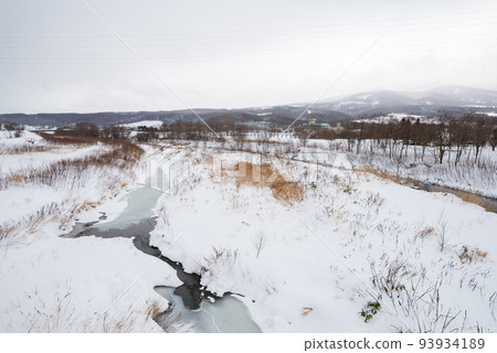 [Dorikabu River] Rivers and mountains in winter 93934189