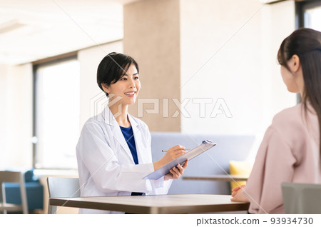 Female doctor interviewing a patient 93934730