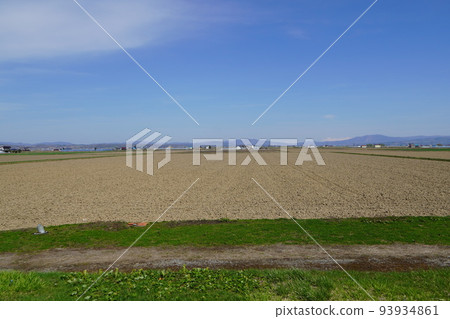 Agricultural area in spring (Hokkaido) Agricultural area in spring (Hokkaido) 93934861