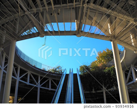 自動扶梯和藍天 2 93934916