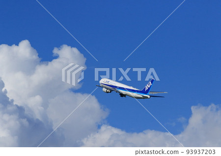 一架客機翱翔到夏日的天空 夏季航空旅行 一架客機翱翔到夏日的天空 夏季航空旅行 93937203
