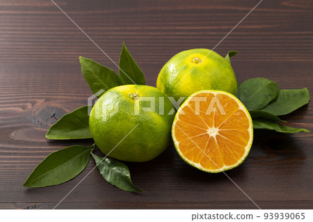 很早的橘子，圓片和葉子 93939065