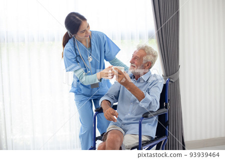 Young female nurse explaining information to disabled patients in wheelchairs., Retirement health check-up doctor concept at home. Young female nurse explaining information to disabled patients in wheelchairs., Retirement health check-up doctor concept at home. 93939464