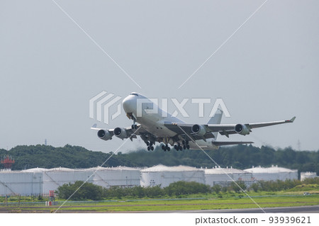 一架白色巨型貨機從成田機場跑道起飛,飛向白色天空 一架白色巨型貨機從成田機場跑道起飛,飛向白色天空 93939621