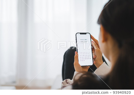woman living alone 93940920