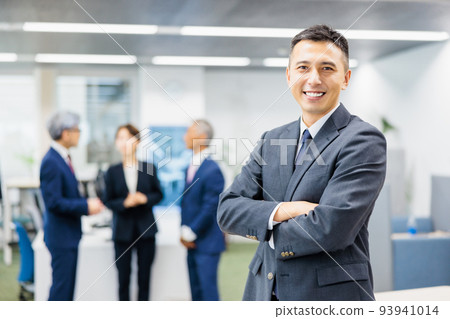 站在辦公室的商務人士 93941014