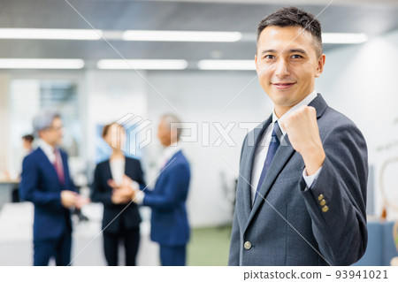 Business person standing in the office 93941021