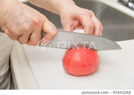 [Cut tomatoes with a Santoku knife] 93941088