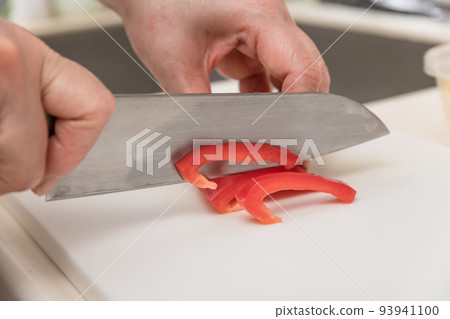 [Slice the red paprika with a Santoku knife] 93941100