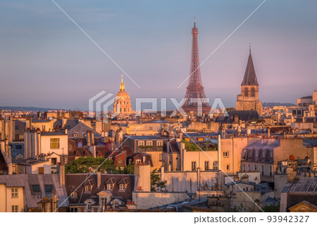 Eiffel tower and parisian roofs at sunrise Paris, France 93942327