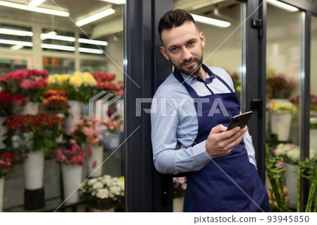 confident businessman entrepreneur selling flowers and bouquets confident businessman entrepreneur selling flowers and bouquets 93945850