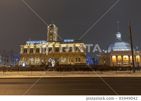 Moscow, the building of the leningrad station in nighttime 93949042