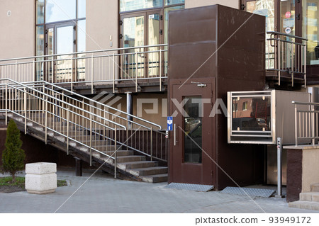 Lifting ramp with a mechanism for people with disabilities Lifting ramp with a mechanism for people with disabilities 93949172