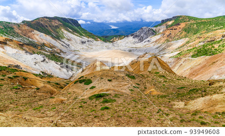靠近阿達達拉山山頂和周圍山脈的爆炸坑 93949608