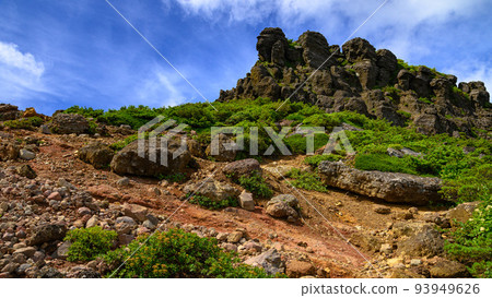 鐵山（Adatara山）的晴朗天空和岩石山脊 93949626