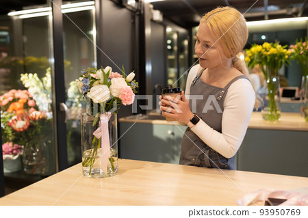 workplace flower arrangement maker creates beauty workplace flower arrangement maker creates beauty 93950769