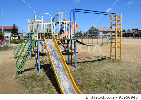安裝在小學院子裡的遊樂場設備 安裝在小學院子裡的遊樂場設備 93950948