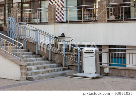 Lifting ramp with a mechanism for people with disabilities Lifting ramp with a mechanism for people with disabilities 93951023