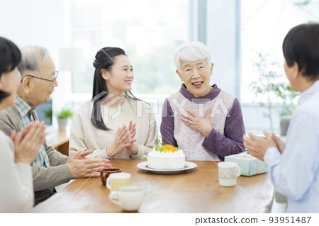 慶祝祖母的三代家庭孫子 93951487