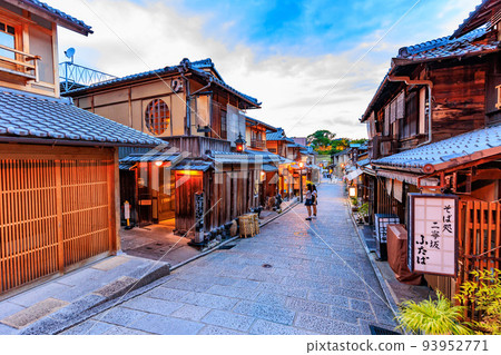 Kyoto: Sunset at Ninenzaka (Ninenzaka) in Higashiyama Ward, Kyoto City Kyoto: Sunset at Ninenzaka (Ninenzaka) in Higashiyama Ward, Kyoto City 93952771