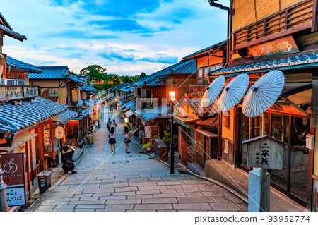 Kyoto: Sunset at Ninenzaka (Ninenzaka) in Higashiyama Ward, Kyoto City 93952774