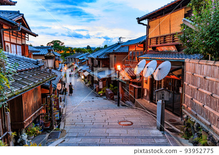 Kyoto: Sunset at Ninenzaka (Ninenzaka) in Higashiyama Ward, Kyoto City Kyoto: Sunset at Ninenzaka (Ninenzaka) in Higashiyama Ward, Kyoto City 93952775