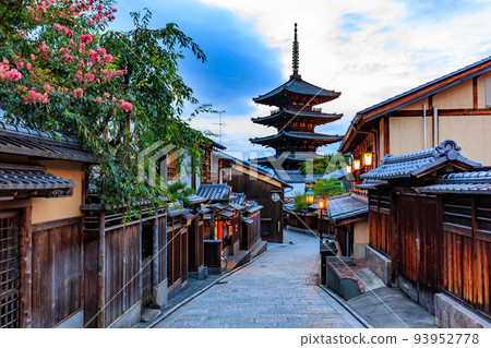 Kyoto: Sunset at Sannenzaka (Sannenzaka) in Higashiyama Ward, Kyoto City 93952778