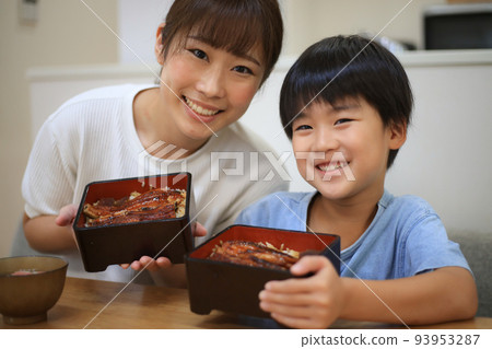 Parent and child eating Unaju 93953287