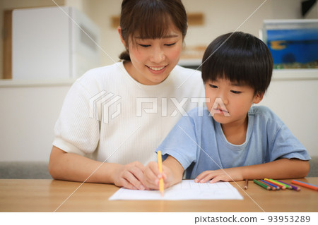 Parent and child drawing a picture diary 93953289