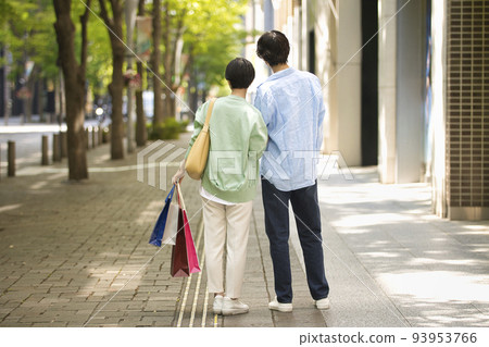 一對夫婦雙臂交叉購物的後視圖 93953766